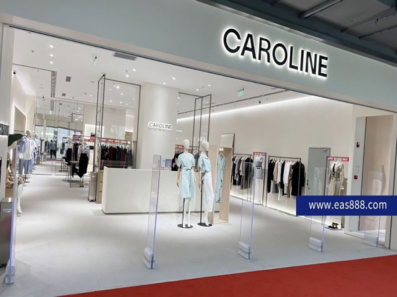 Kedai Pakaian CAROLINE memasang peranti anti-kecurian pakaian Cubic Beauty AM9800